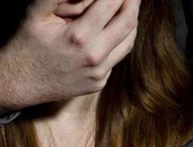 Αυστραλία: Ένας φαλακρός βίαζε την κόρη κι η μητέρα της κάπνιζε έξω από το δωμάτιο! (φωτό)